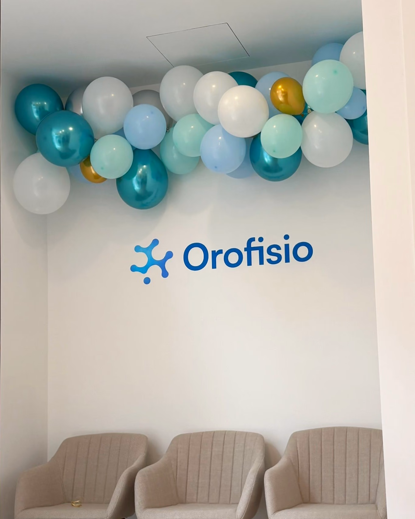 Sala de espera de Orofisio decorada con globos para la apertura