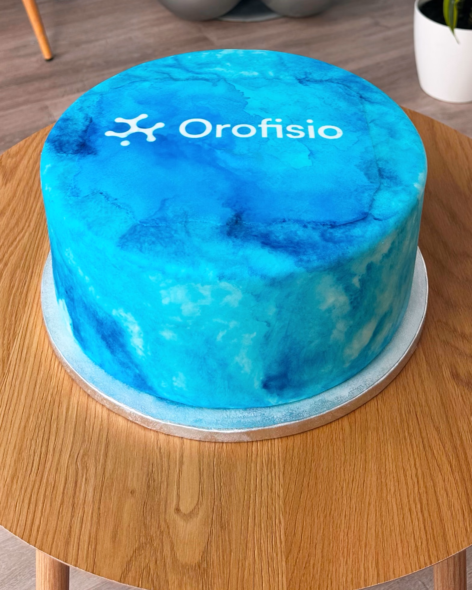 Tarta del día de apertura con el símbolo de Orofisio