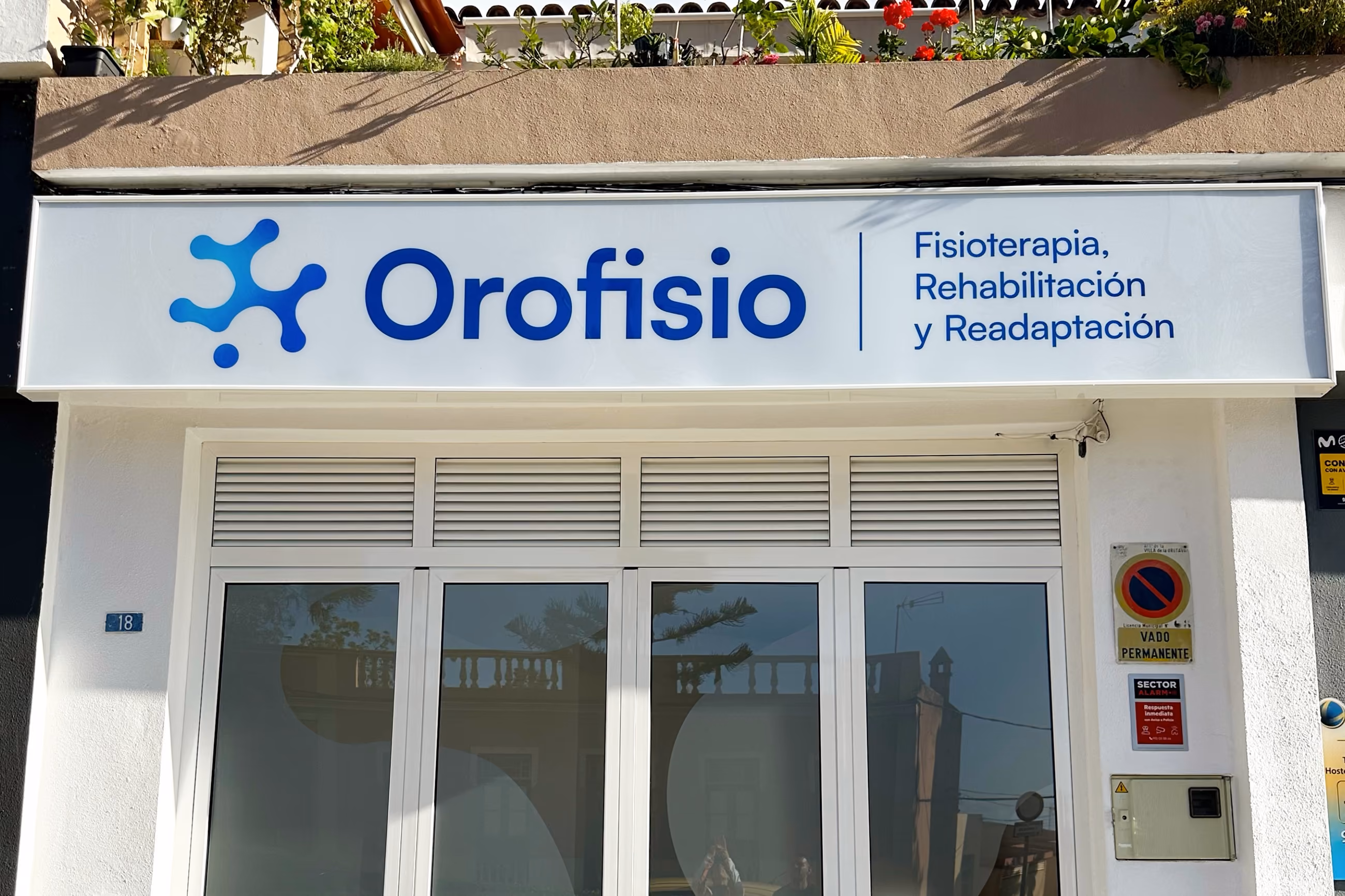 Fachada de la clínica Orofisio en La Orotava, con el número 18 junto a la puerta acristalada