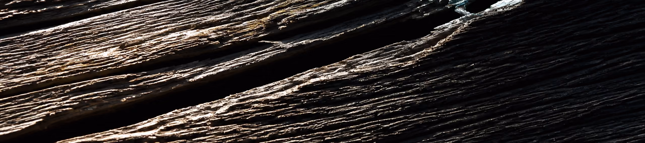 Macro de tablas de tea envejecida de un balcón canario, la veta levantada por décadas de sol